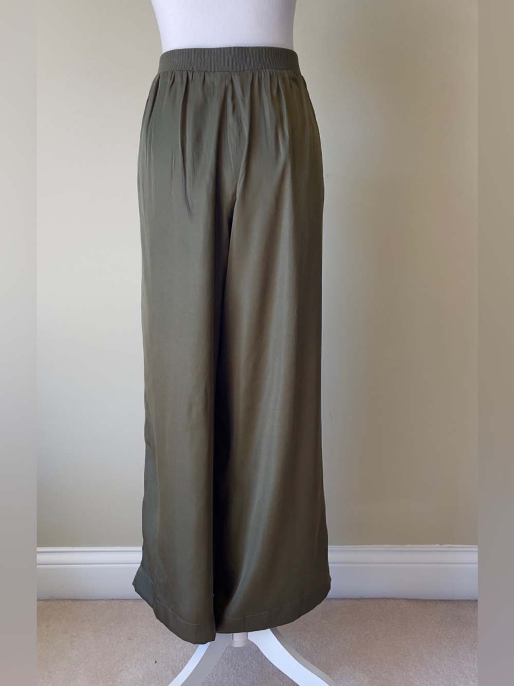 T Tahari Olive-Tone Elastic Waist Pull- on Satin like Wide-Leg Pants size XL EUC - Picture 3 of 6